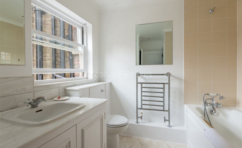 https://brstaging.benhams.co.uk/assets/high-street-kensington-w8-flat-2-thackeray-street-image-5-1547813201.jpg