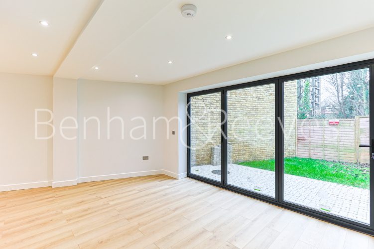 3  bedrooms flat to rent in Disraeli Road, Hammersmith, SW15-image 1