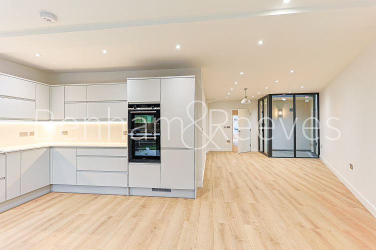 3  bedrooms flat to rent in Disraeli Road, Hammersmith, SW15-image 2