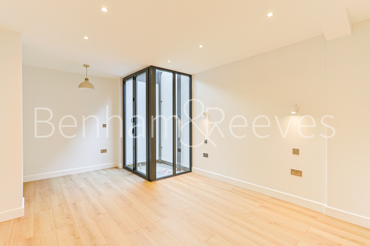 3  bedrooms flat to rent in Disraeli Road, Hammersmith, SW15-image 3