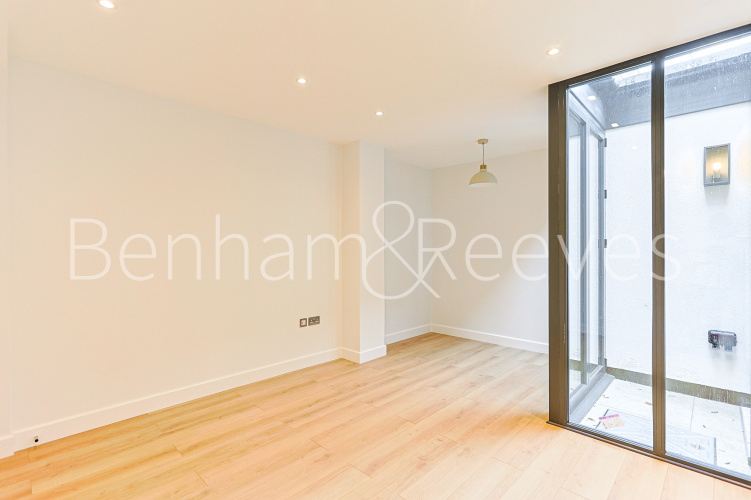 3  bedrooms flat to rent in Disraeli Road, Hammersmith, SW15-image 6