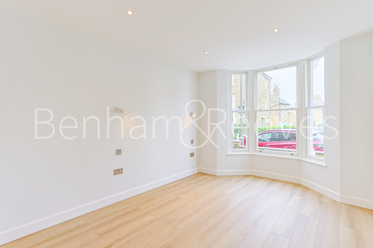 3  bedrooms flat to rent in Disraeli Road, Hammersmith, SW15-image 8