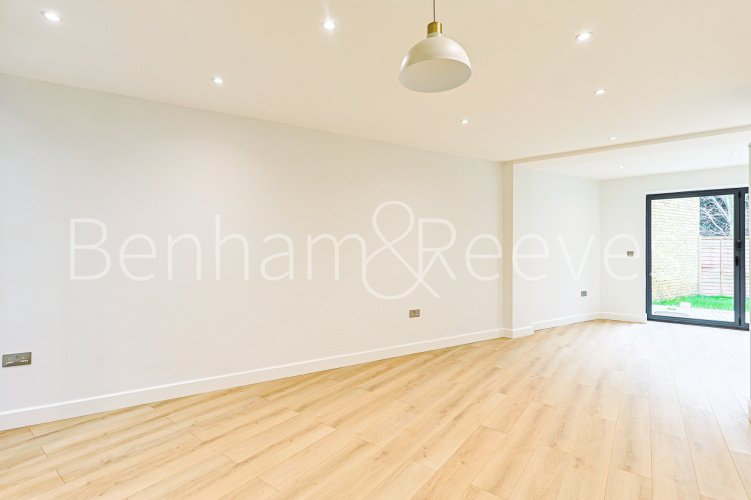 3  bedrooms flat to rent in Disraeli Road, Hammersmith, SW15-image 12