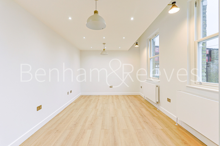 2  bedrooms flat to rent in Disraeli Road, Hammersmith, SW15-image 2