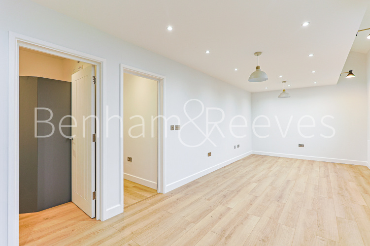 2  bedrooms flat to rent in Disraeli Road, Hammersmith, SW15-image 3