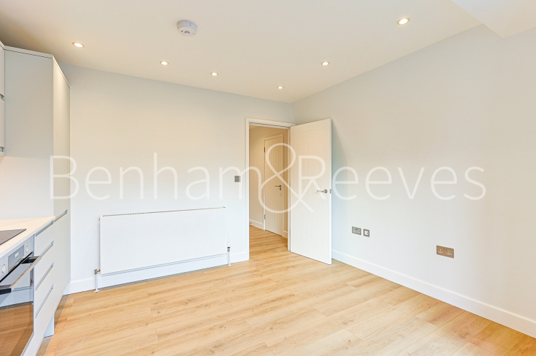 2  bedrooms flat to rent in Disraeli Road, Hammersmith, SW15-image 1