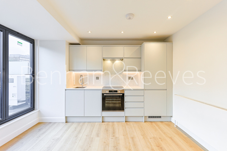 2  bedrooms flat to rent in Disraeli Road, Hammersmith, SW15-image 3