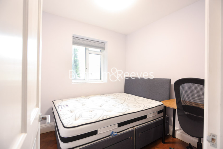 3  bedrooms flat to rent in Chelsea Manor Court, Chelsea, SW3-image 3