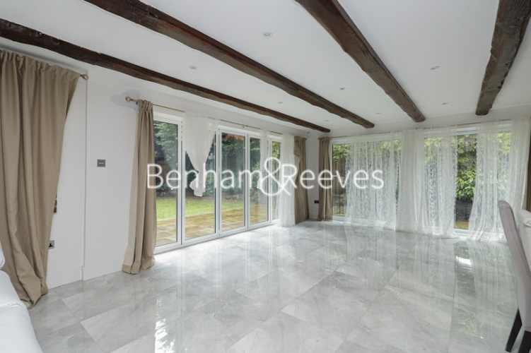 5  bedrooms house to rent in Swakeleys Road, Uxbridge, UB10-image 1
