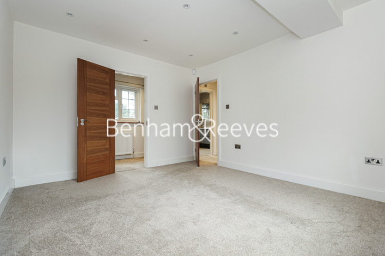 5  bedrooms house to rent in Swakeleys Road, Uxbridge, UB10-image 8