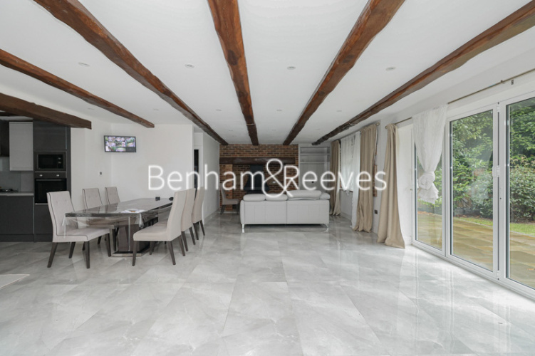 5  bedrooms house to rent in Swakeleys Road, Uxbridge, UB10-image 11