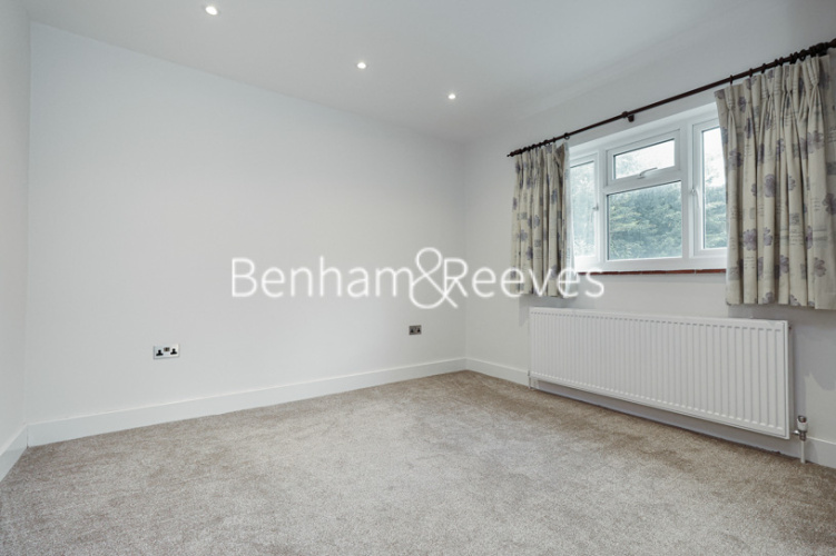 5  bedrooms house to rent in Swakeleys Road, Uxbridge, UB10-image 13