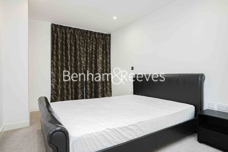 1  bedroom flat to rent in west tower, Canary Wharf, E14-image 3