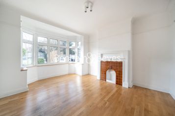 4  bedrooms house to rent in Brentmead gardens, Ealing, NW10-image 2