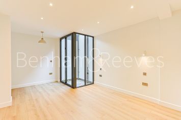 3  bedrooms flat to rent in Disraeli Road, Hammersmith, SW15-image 3