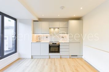 2  bedrooms flat to rent in Disraeli Road, Hammersmith, SW15-image 3