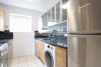 3  bedrooms flat to rent in Chelsea Manor Court, Chelsea, SW3-image 2