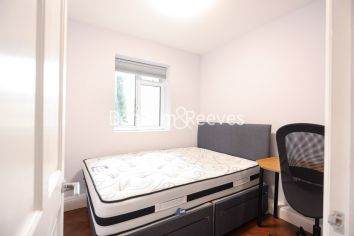3  bedrooms flat to rent in Chelsea Manor Court, Chelsea, SW3-image 3