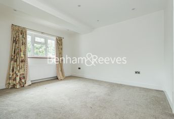 5  bedrooms house to rent in Swakeleys Road, Uxbridge, UB10-image 3