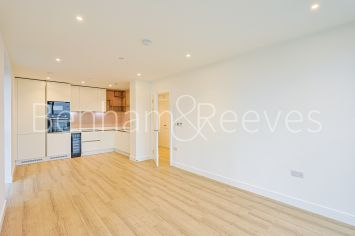 2  bedrooms flat to rent in Quay Walk, Grand Union, HA0-image 1