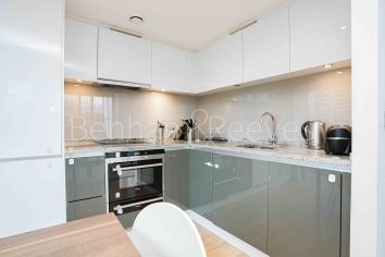 2  bedrooms flat to rent in Landmark east tower, Marsh wall, E14-image 2